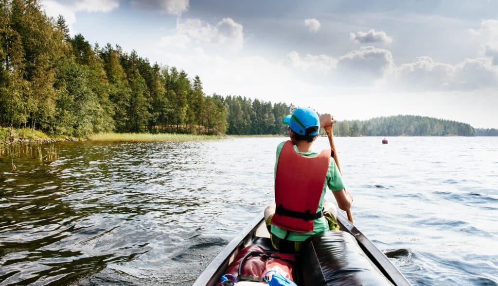 Tiener in kano op Fins meer