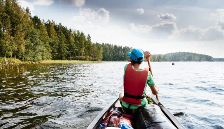 Tiener in kano op Fins meer