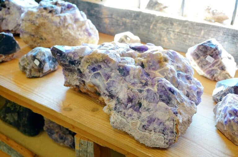 Ruwe, grote Amethist stenen op tafel