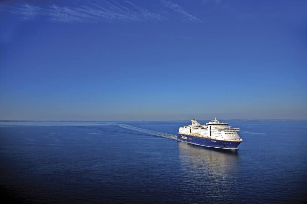 Color Line ferry vanuit de lucht op open zee.