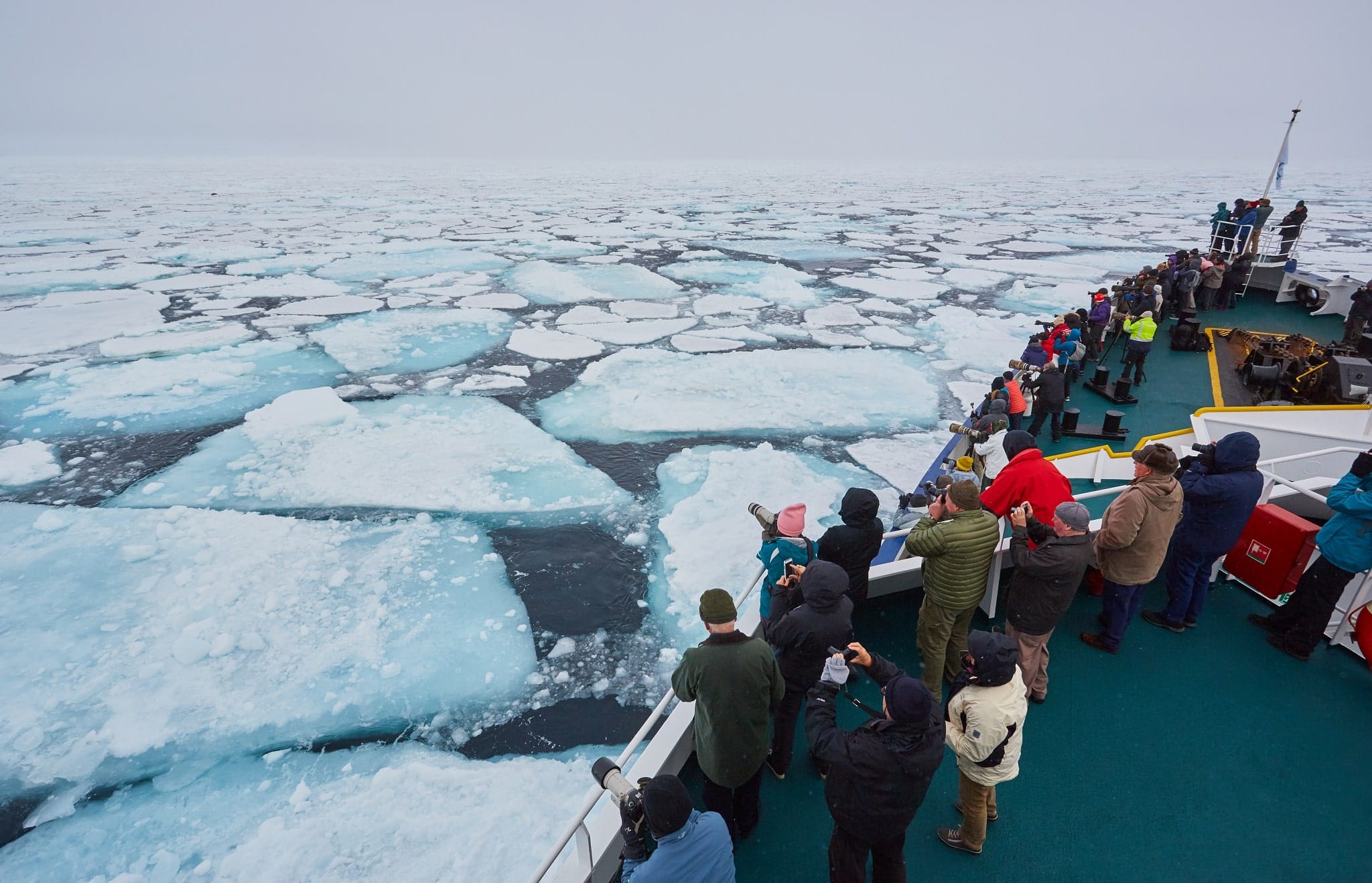 Fotografen maken foto's van ijsschotsen op Spitsbergen vanaf een schip.