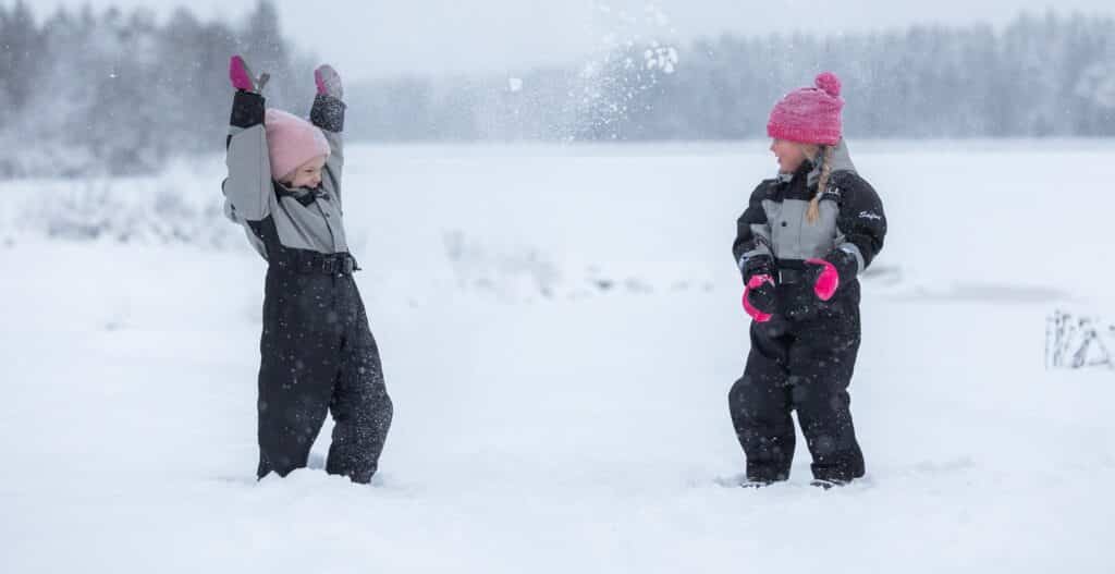 Twee kinderen spelen in de sneeuw in Fins Lapland