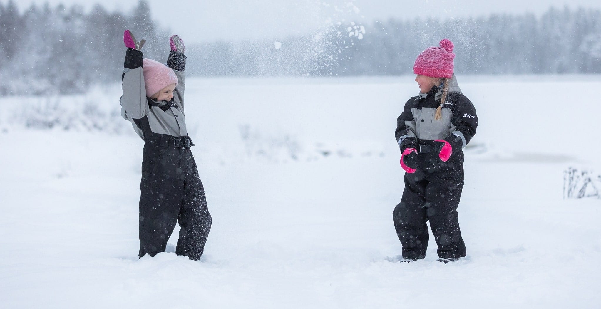 Twee kinderen spelen in de sneeuw in Fins Lapland