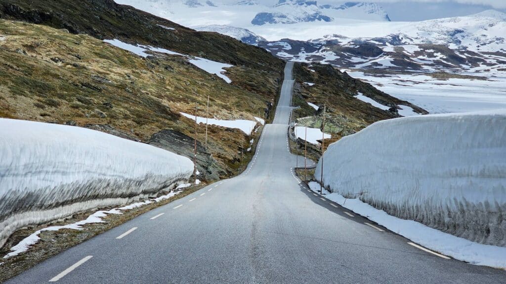 Glooiende weg Sognefjellet route Noorwegen