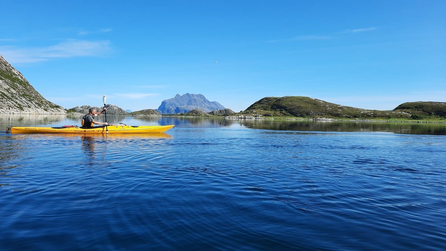 Kajakken bij Heroy, Helgeland, Noord-Noorwegen