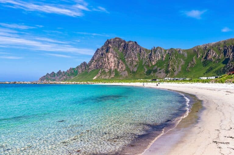 Wit zandstrand met helderblauw water bij Bleik