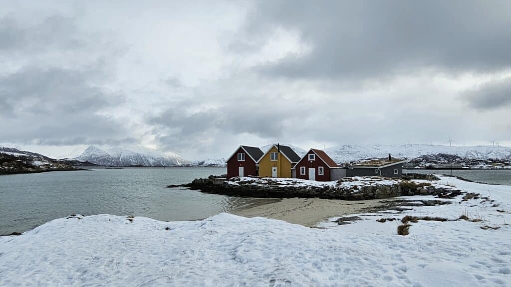 Gekleurde huisjes aan de kust van Sommarøy in Noord-Noorwegen