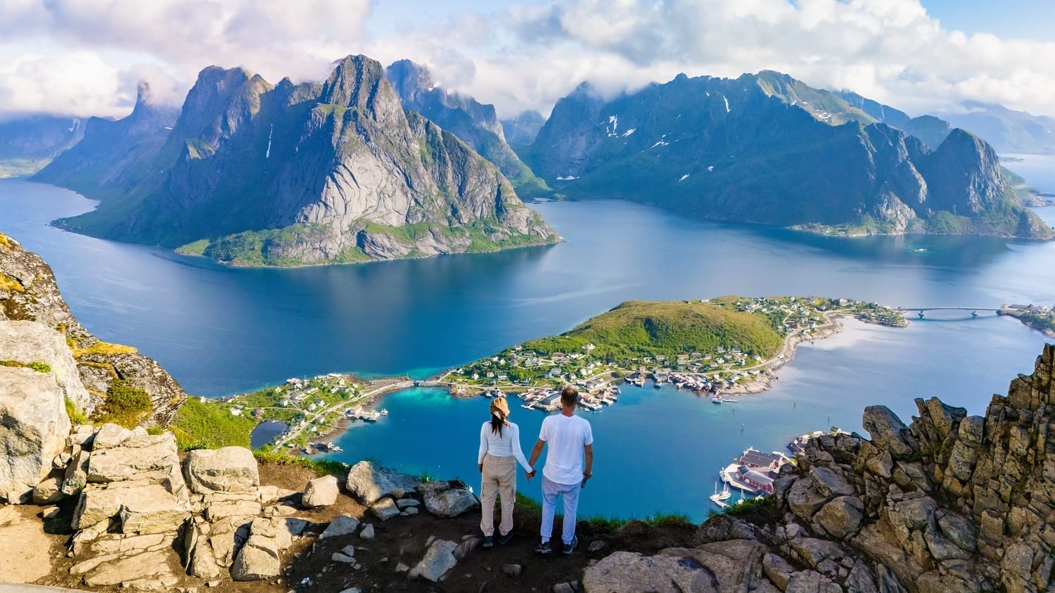 Koppel kijkend over bergpartij op de Lofoten