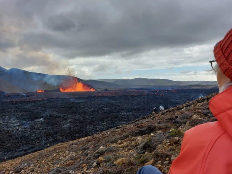 Uitzicht op de spuitend lava tijden vulkaanuitbarsting op IJsland