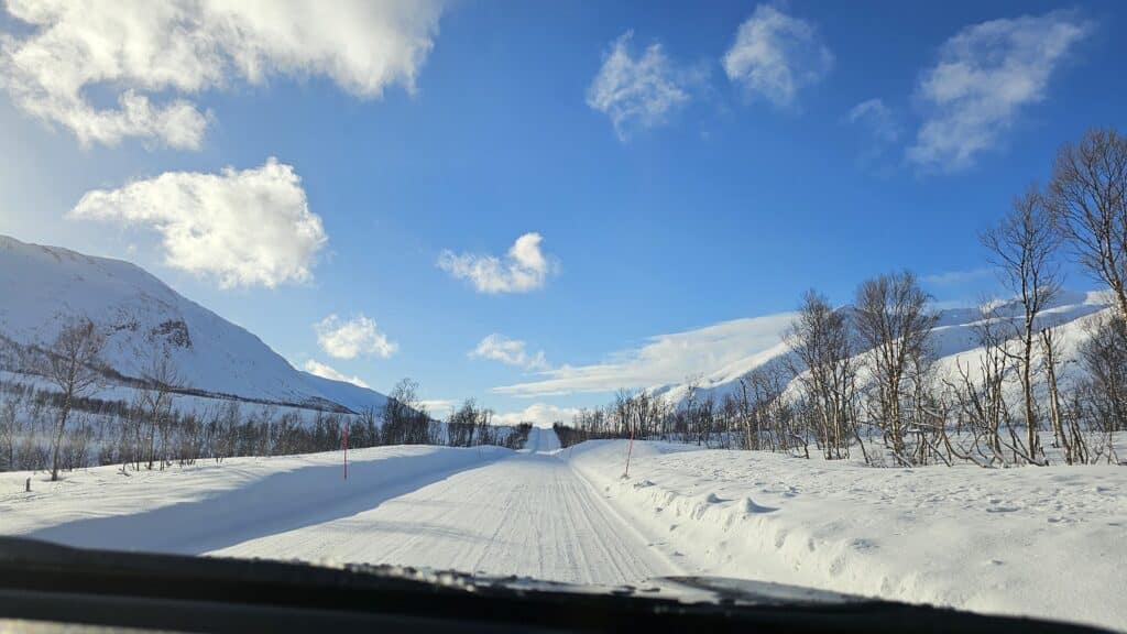 Besneeuwde weg in Noord Noorwegen