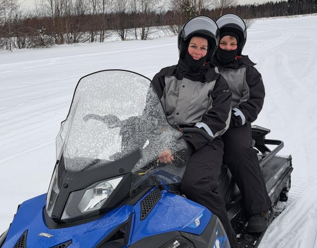 Samen met zoon op sneeuwscooter