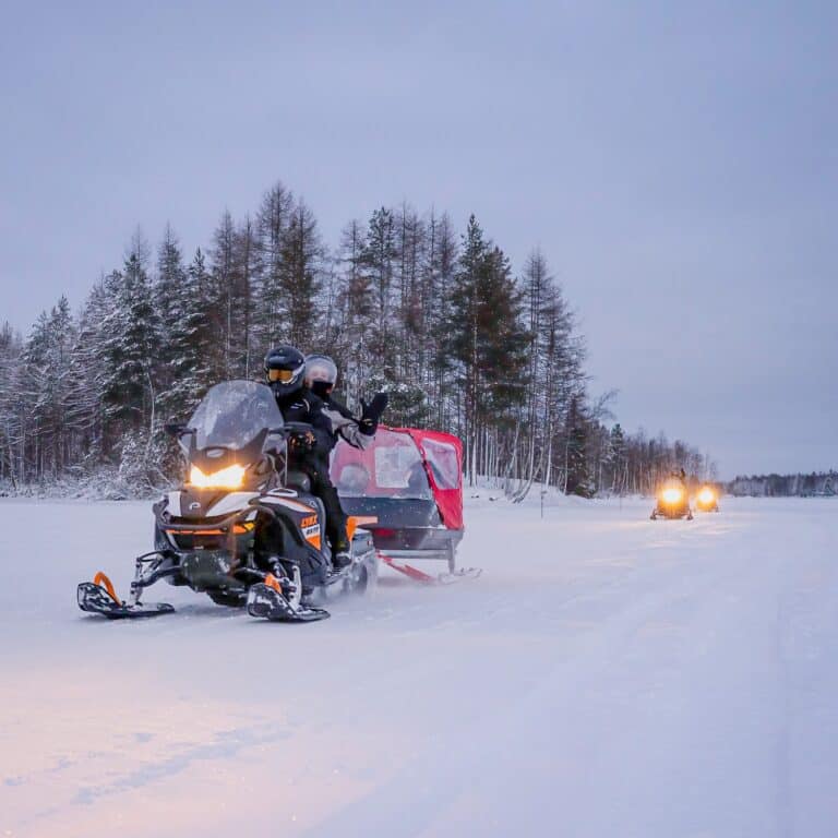 Snowmobile Met Kinderen Metsahrivas