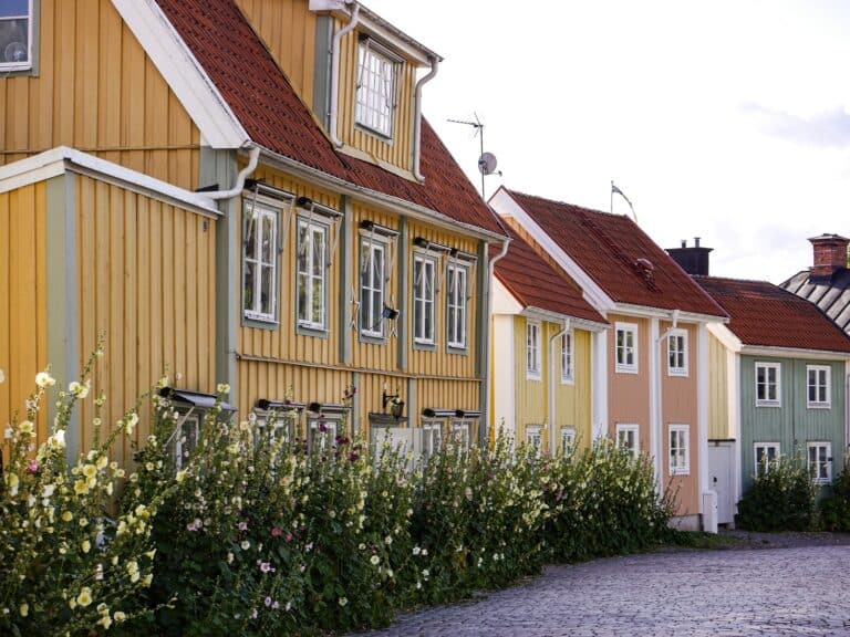 Gekleurde huizen in straat van Söderköping