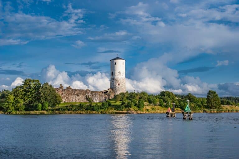 Kasteelruïne Stegeborg in Zweden, vanaf het water