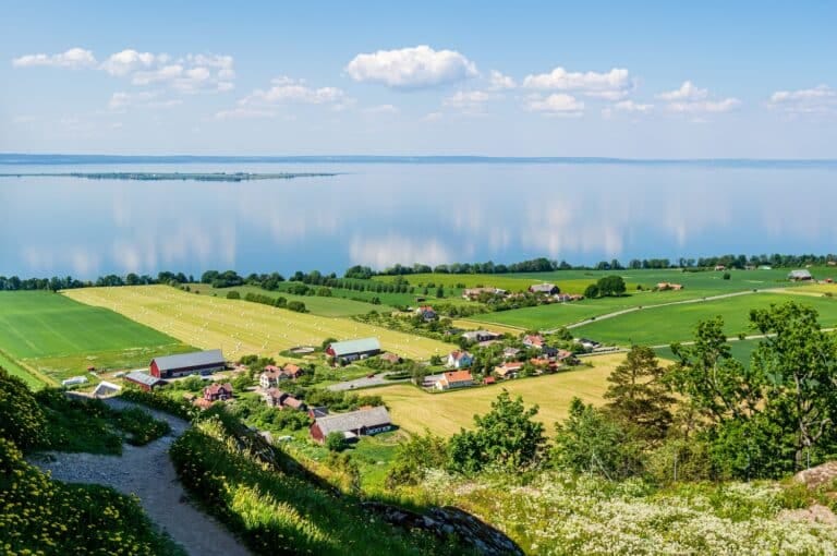 Uitzicht over het Vätternmeer en weilanden vanaf Gränna, Zweden