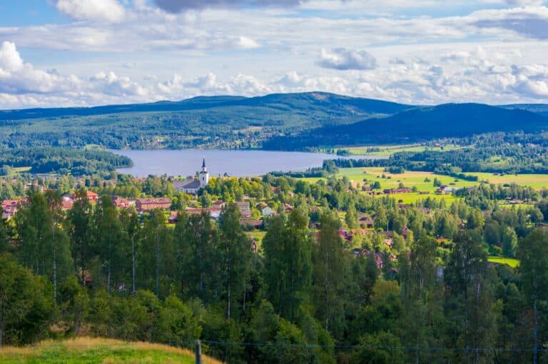 Het dorpje Mora in Zweden, aan het Siljanmeer.