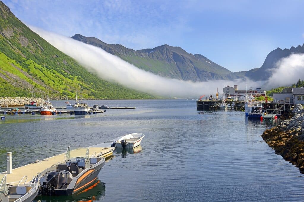 Bootjes in het Gryllefjord op Senja, Noorwegen