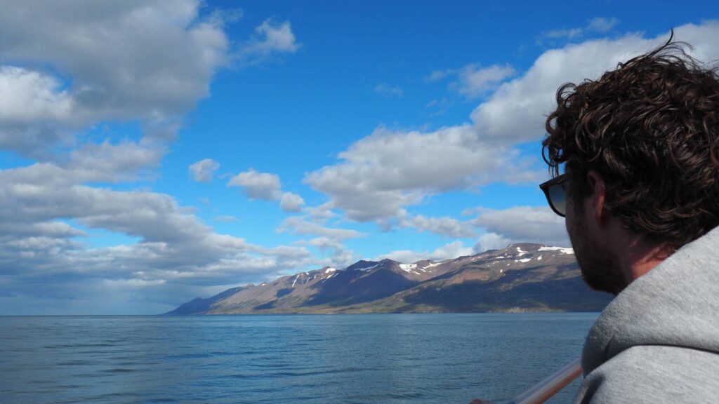 Man kijkt uit over Eyjafjörður baai op IJsland vanaf boot