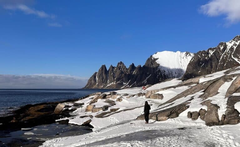 Vrouw bij Tungeneset uitzichtpunt, Senja, Noorwegen