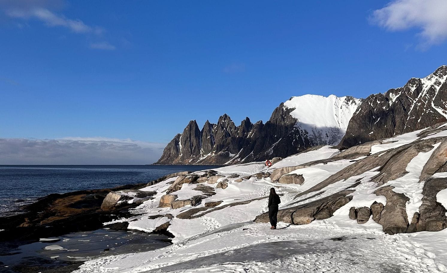 Vrouw bij Tungeneset uitzichtpunt, Senja, Noorwegen