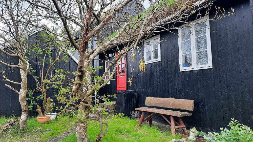 Zwart huis in de oude stad van Torshavn, Faeroer eilanden.