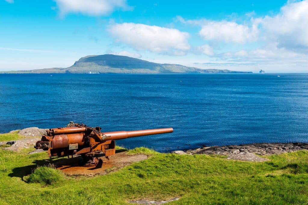 Roestig kanon op heuvel Skansin, Torshavn, Faeröer eilanden