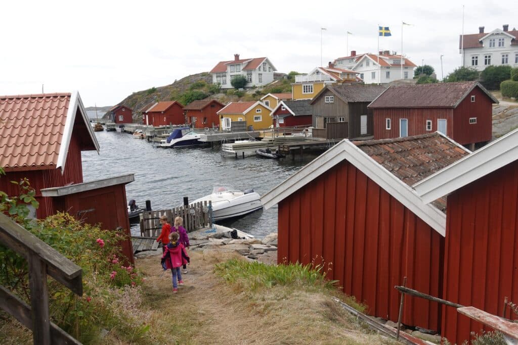 Kinderen tussen rode huisjes Bohuslankust Zweden