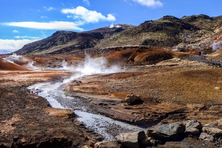 Stoom in de gekleurde bergen van Krýsuvík op schiereiland Reyjanes, IJsland
