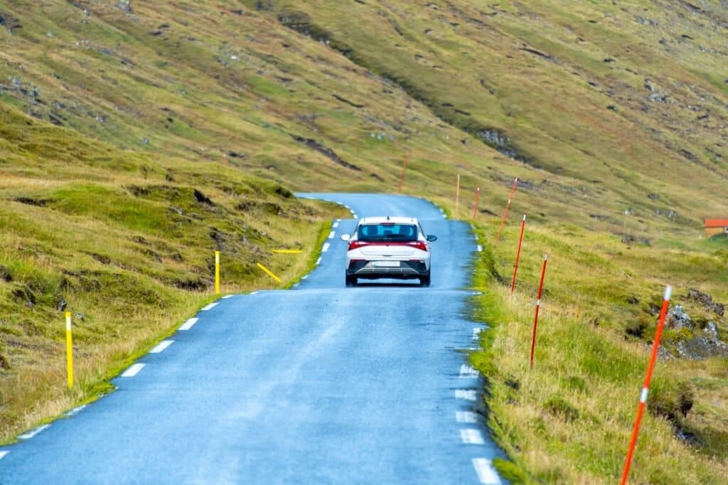 Auto gezien vanaf de achterkant op de Faeröer eilanden