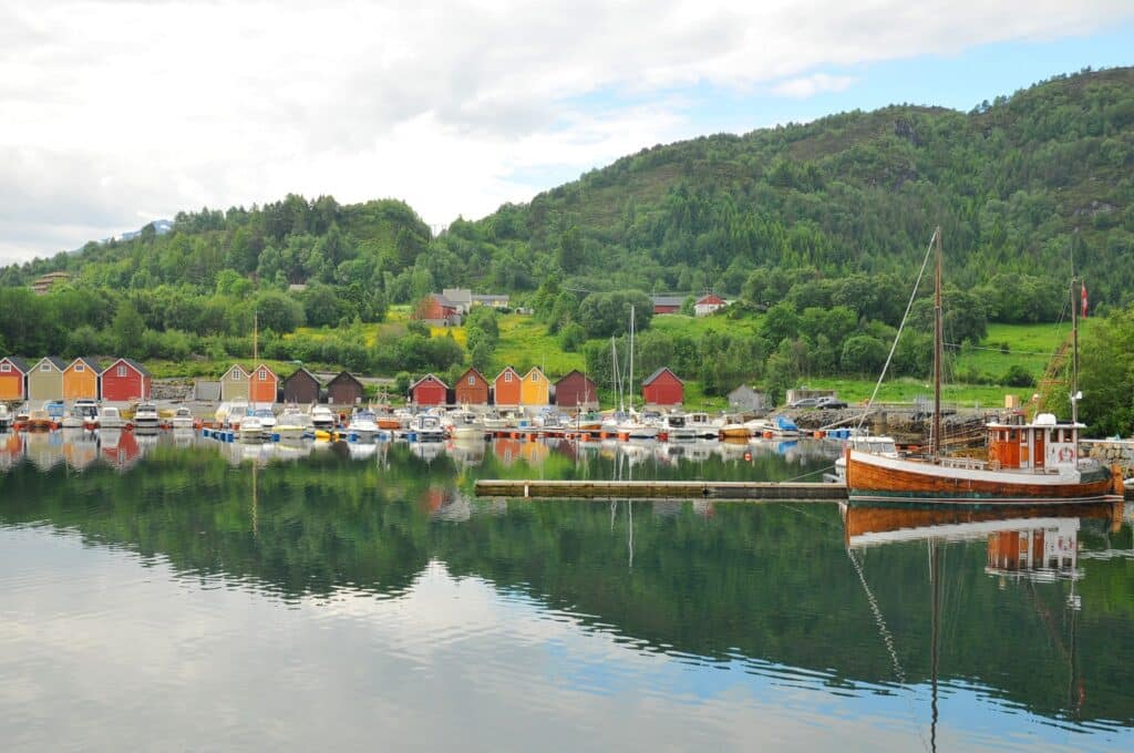 Haventje met boot langs fjord in Noorwegen