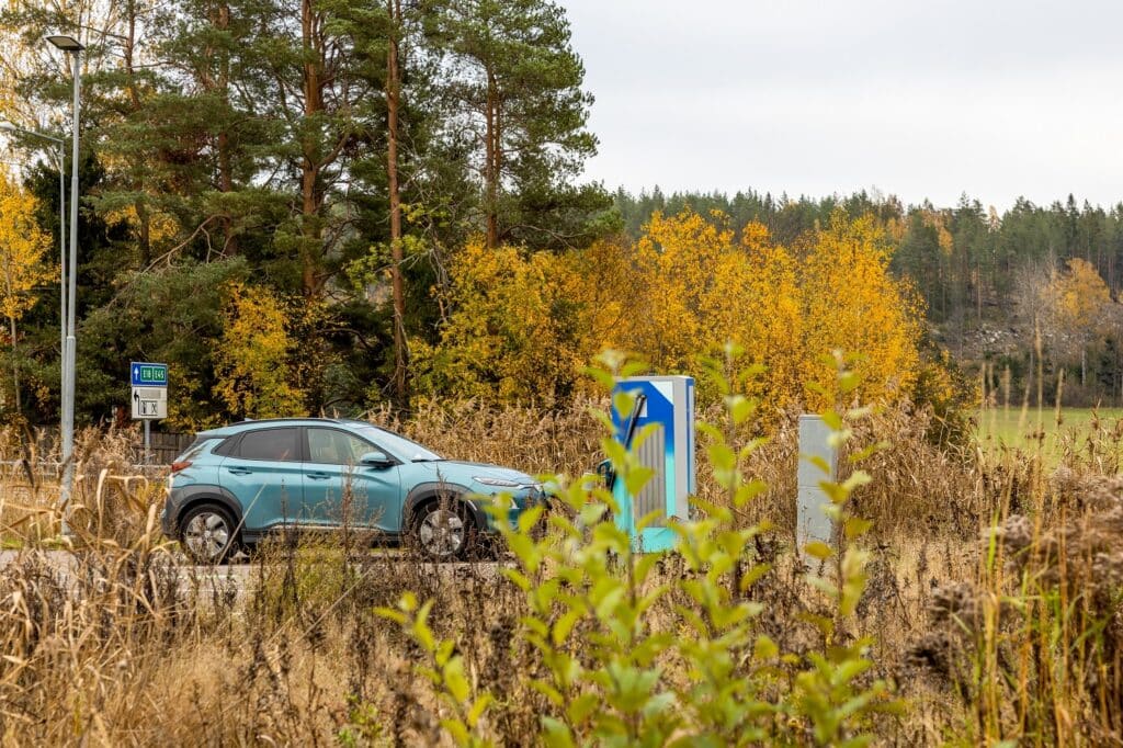 Elektrische auto laadt op in Zweden