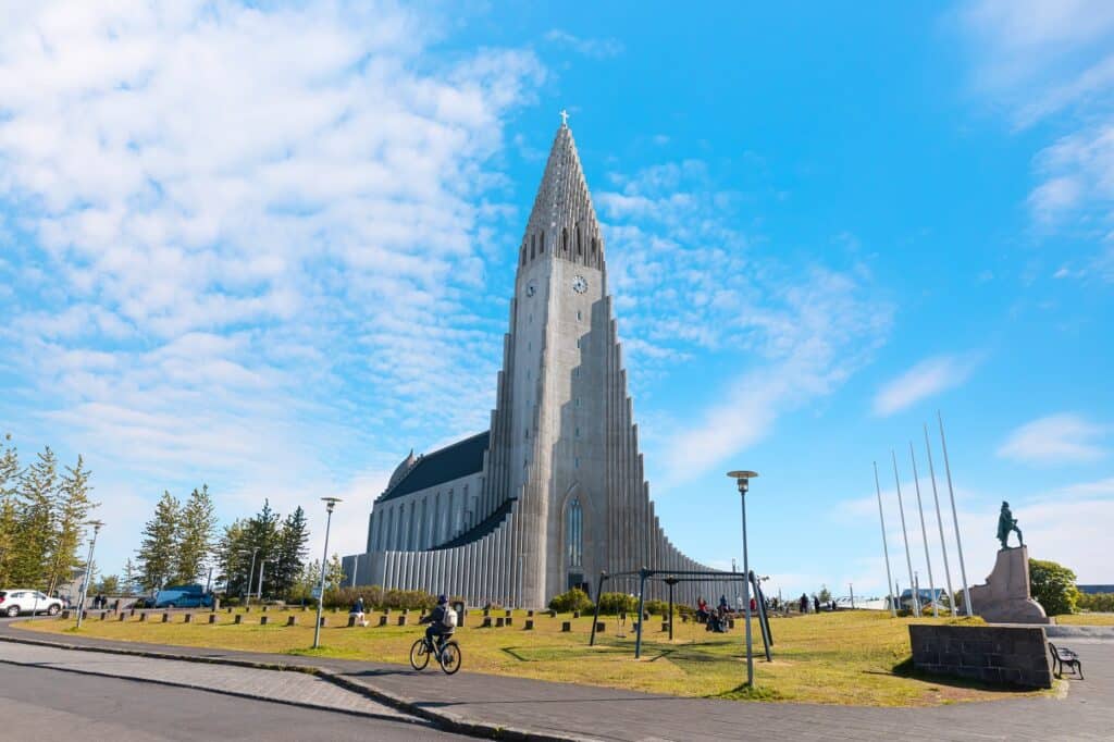 Hallgrimskirkja Reykjavik met blauwe lucht