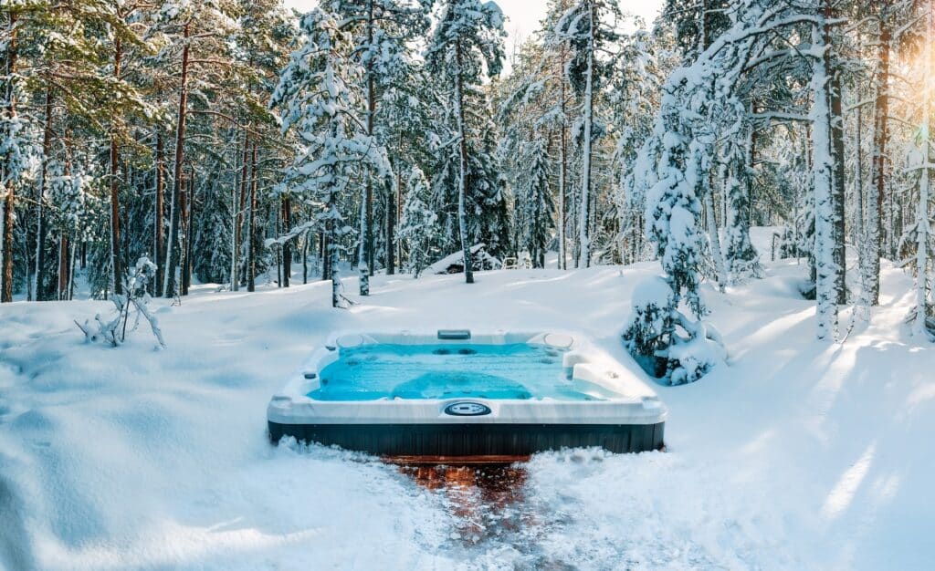Hot tub in besneeuwd bos
