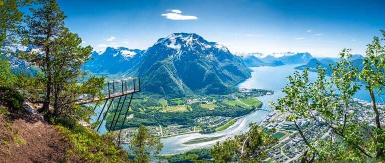 Uitzicht over Andalsnes met de brug van Rampestreken.