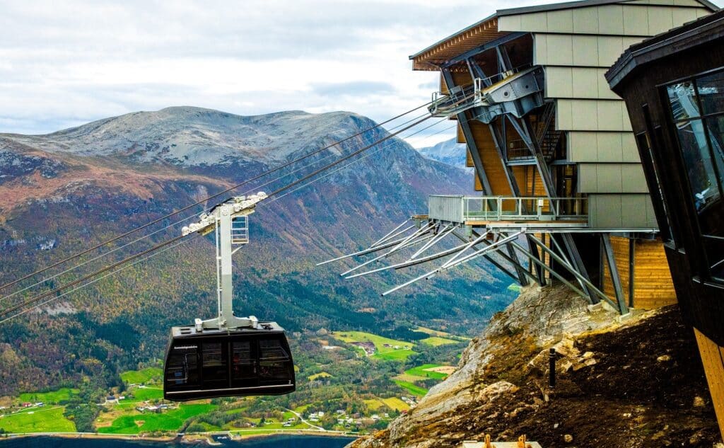 Romsdal gondel bij Eggen restaurant Noorwegen