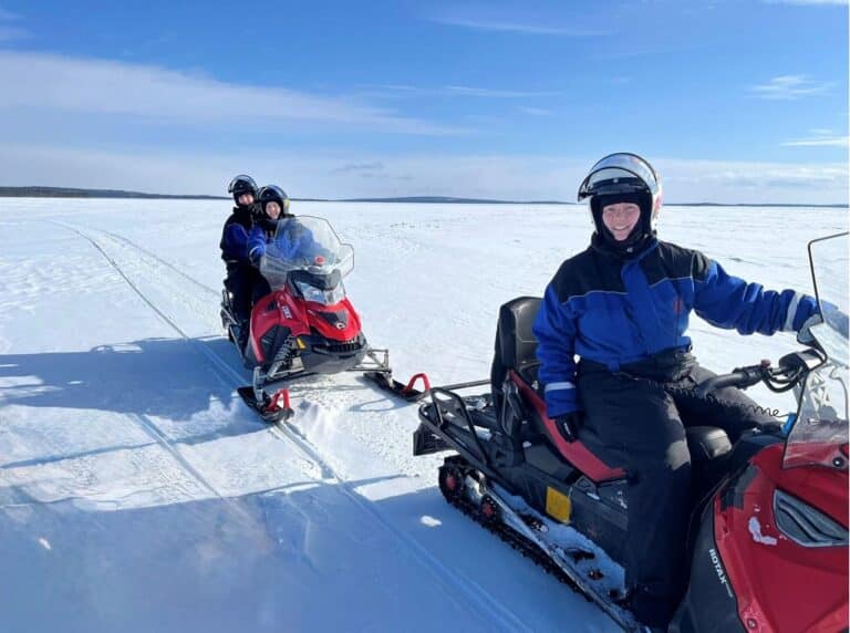 Sneeuwscooters op een meer in Fins Lapland