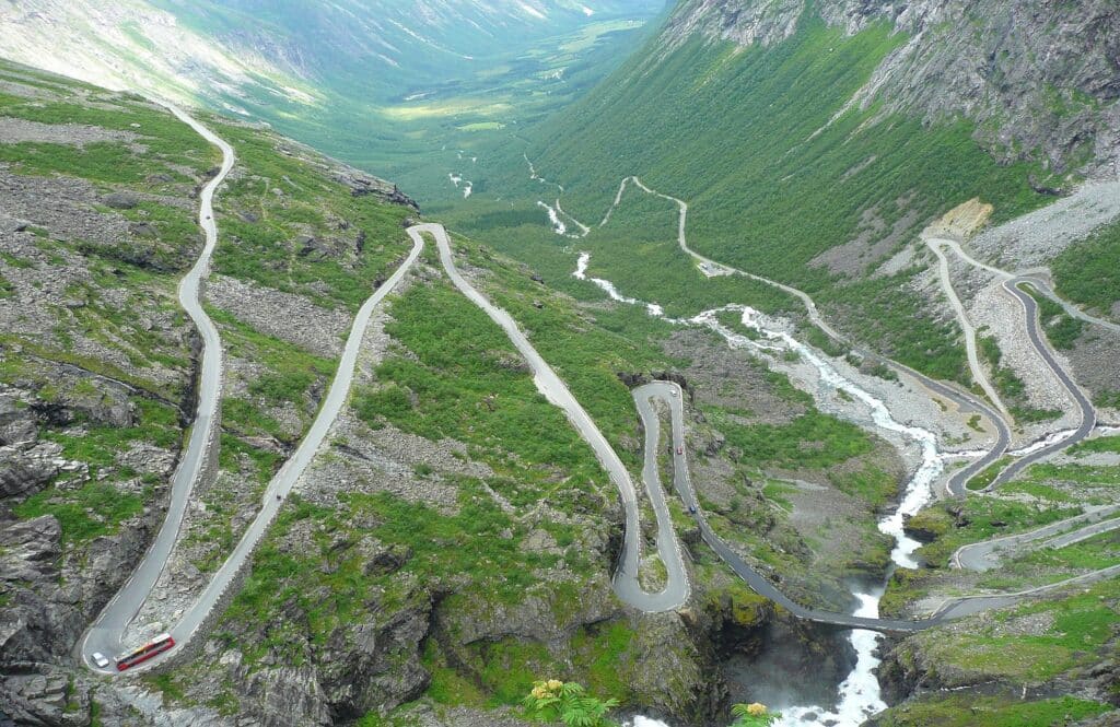 Uitzicht vanboven op de kronkelende Trollstigen in Noorwegen.