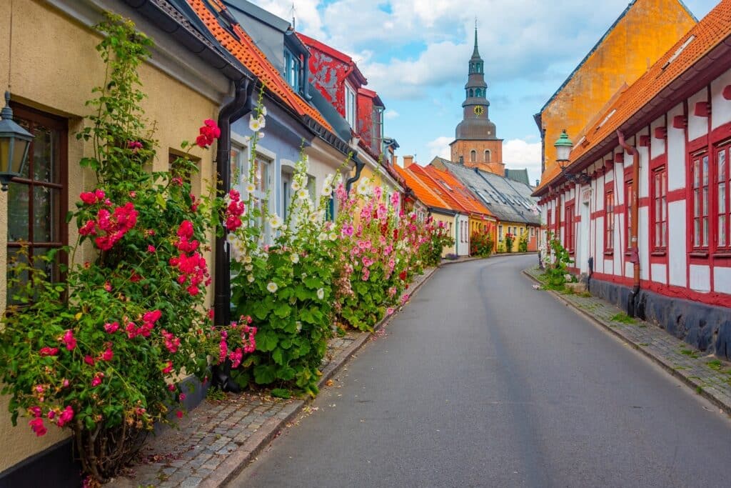 Straatje met gekleurde huizen in Ystad, Zweden