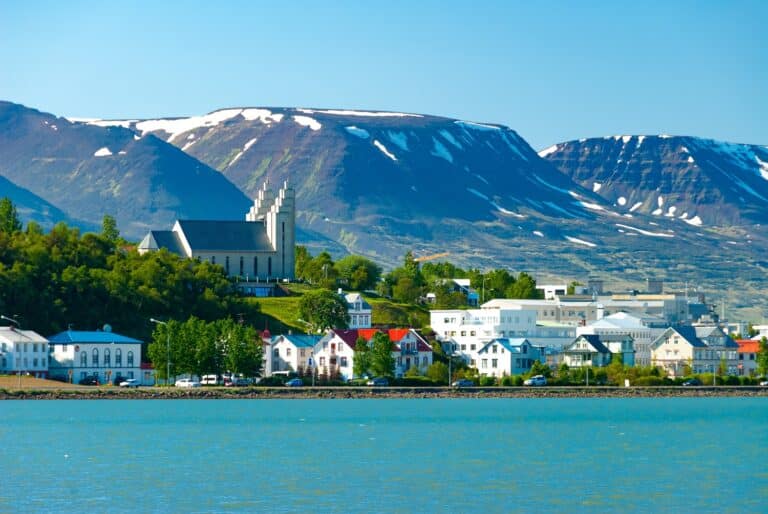 Zomer in Akureyri met de kerk gezien vanaf het water, IJsland