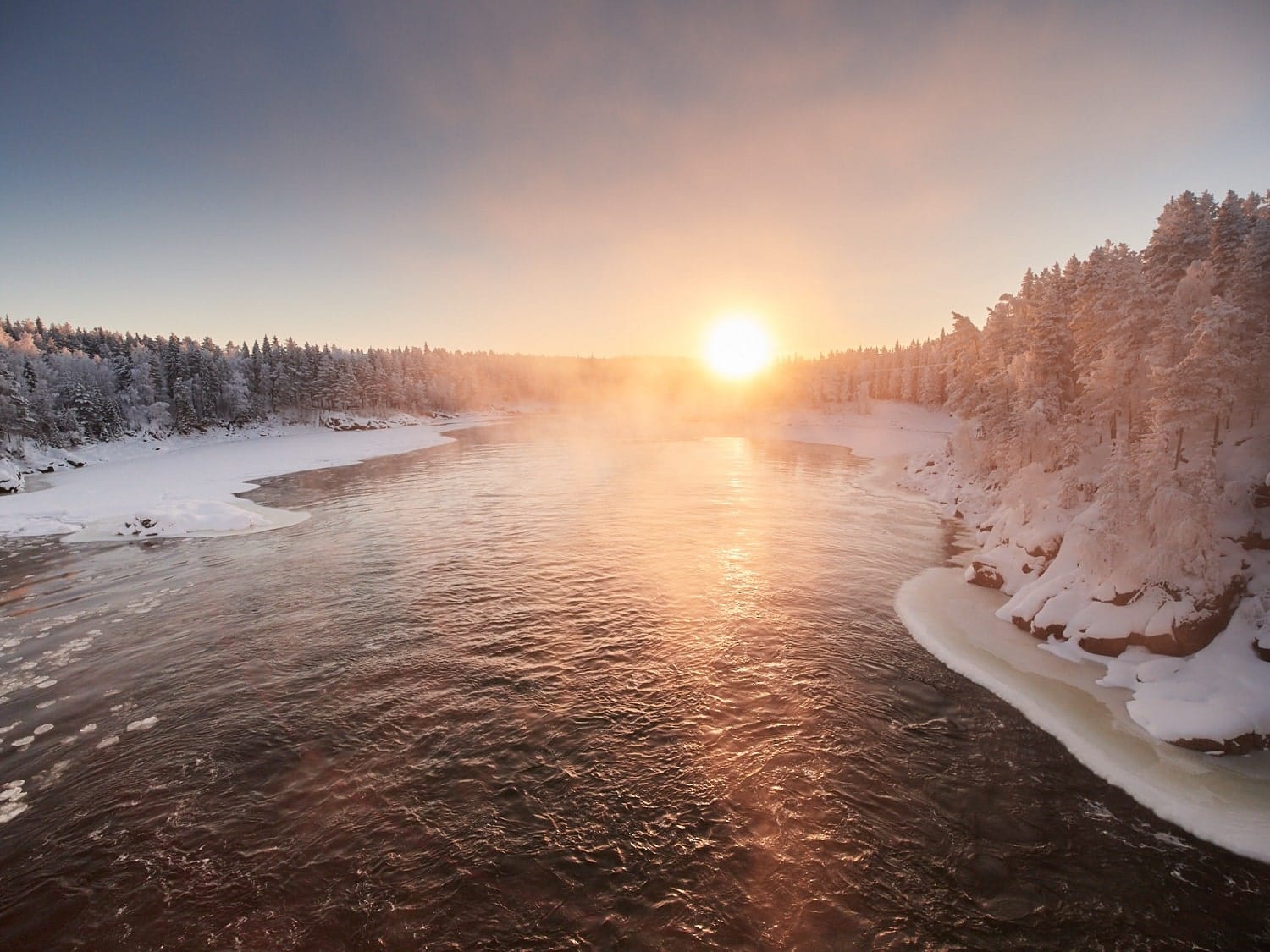 Kalix rivier in Zweeds Lapland, met zonsondergang
