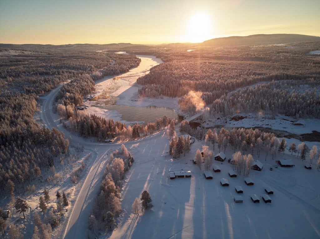 Luchtfoto van Jockfall in Zweeds Lapland met zonsondergang