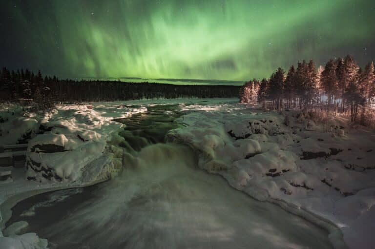 Noorderlicht boven Kalix rivier in Zweeds Lapland