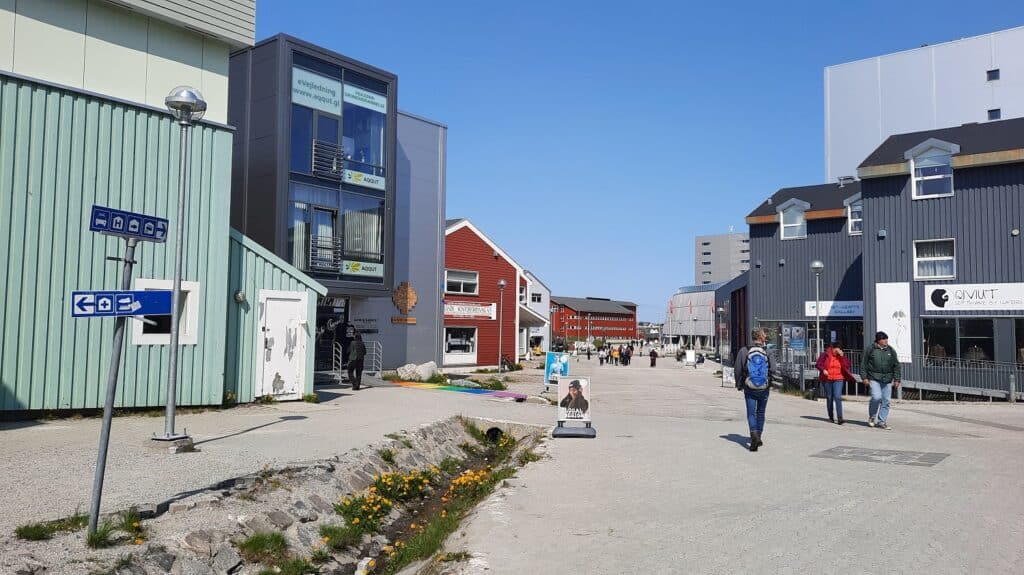 Dé winkelstraat van Nuuk, waar je ook terrasjes kunt vinden.