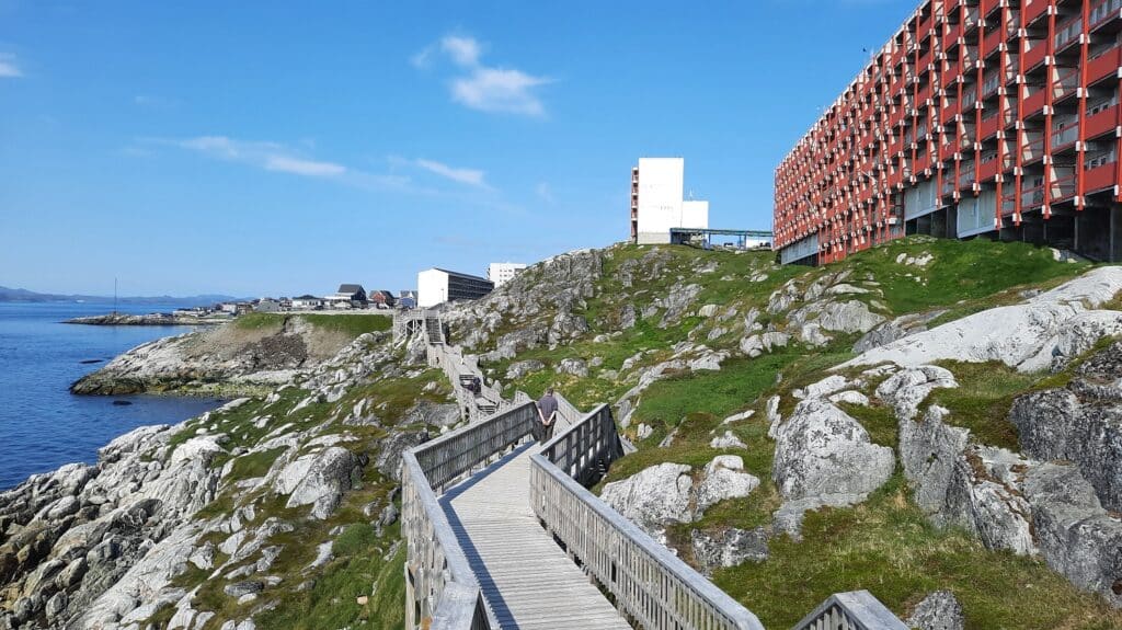 Boardwalk en flats in Nuuk. Groenland