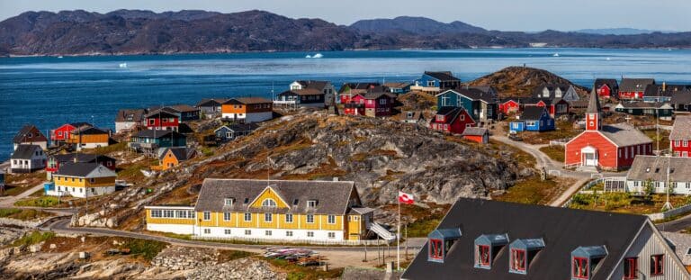 Overzichtsfoto met gekleurde huizen in Nuuk aan het fjord, Groenland