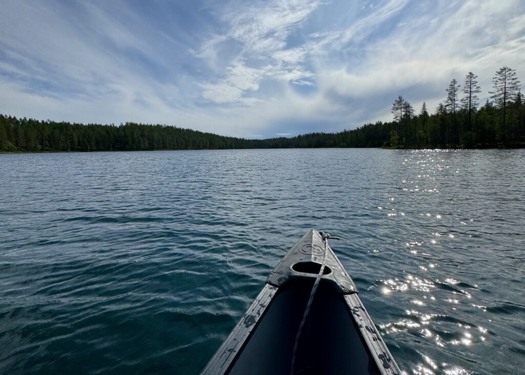 Kanoën over een Fins meer