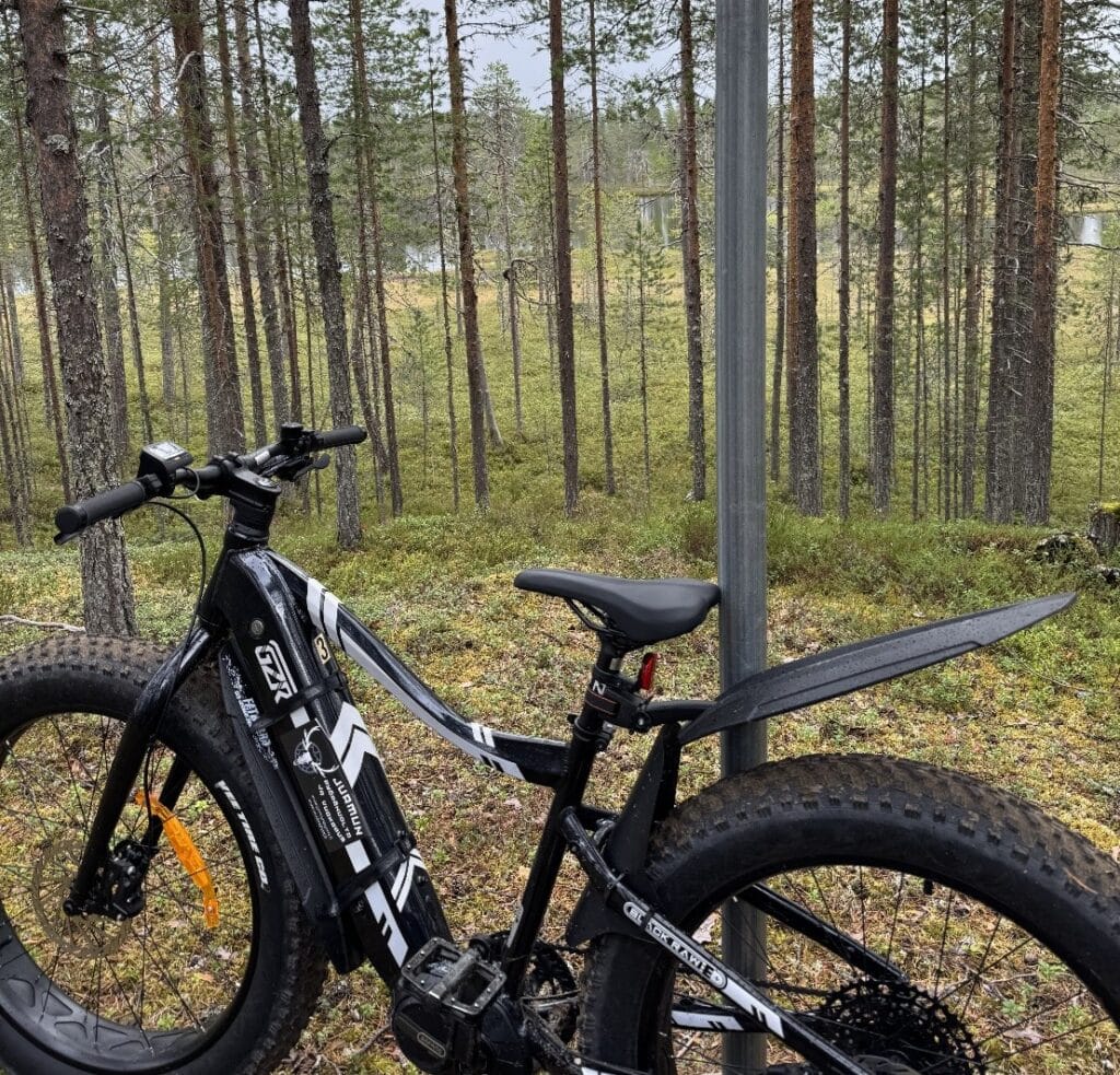 Elektrische mountainbike in een Fins bos.
