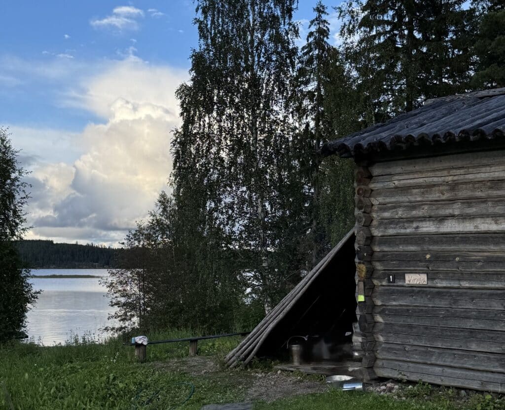 Een traditionele Finse rooksauna aan een meer