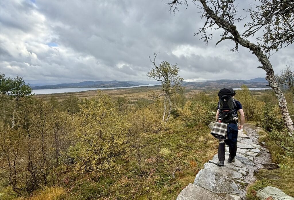 Man met rugdrager op pad Falkenuten Hike in Noorwegen