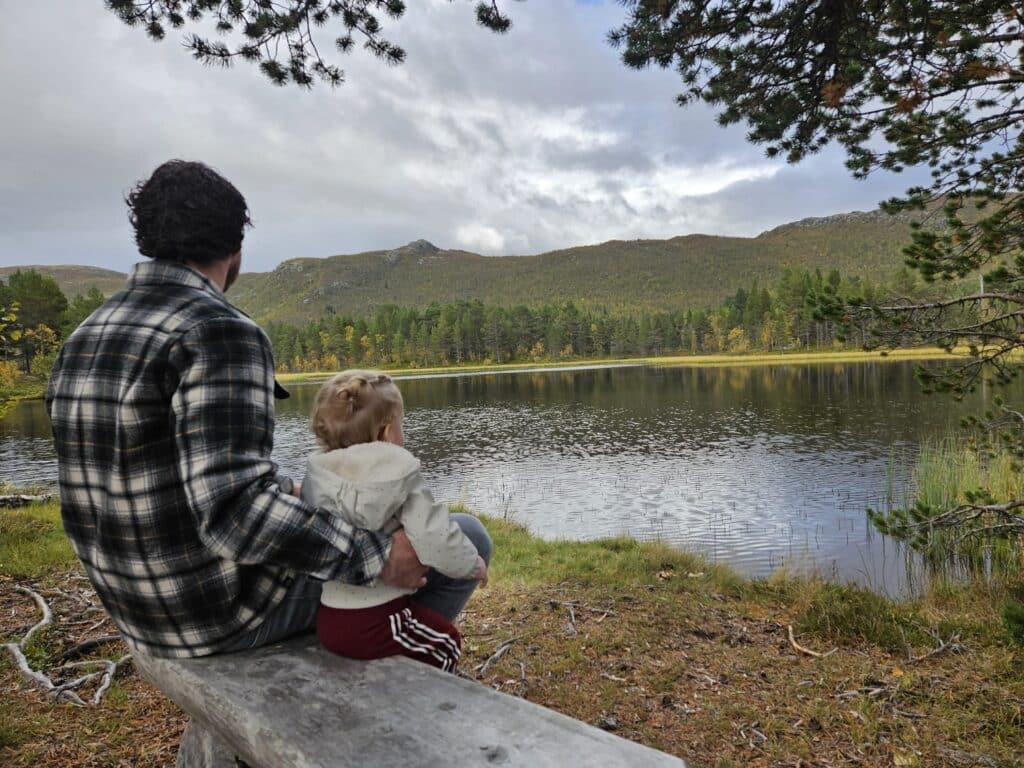 Meer in Noorwegen: vader met kind op een bankje